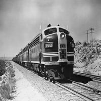 Влак на железопътна коловоза, Santa Fe Railway, Victorville, Калифорния, САЩ за печат на плакат